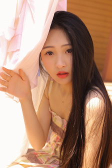 打屁股美女裙子gif
